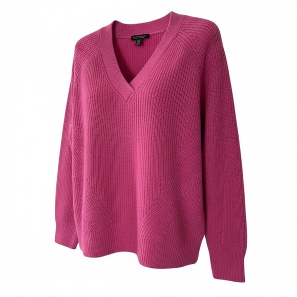 Saks Fifth Avenue Sweaters - Saks fifth Avenue hot pink v neck cashmere sweater, size M